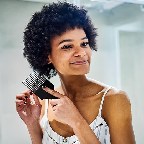 peigne‑afro‑noir‑structurant‑volume‑cheveux‑boucles‑pour‑coiffage‑naturel‑elegant