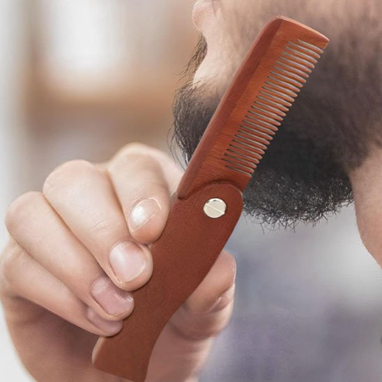 peigne‑bois‑pliant‑barbe‑homme‑soin‑precis‑grooming‑naturel‑compact‑elegant