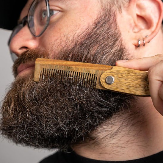 peigne‑bois‑soignant‑barbe‑dense‑homme‑style‑soin‑quotidien‑texture‑naturelle‑elite