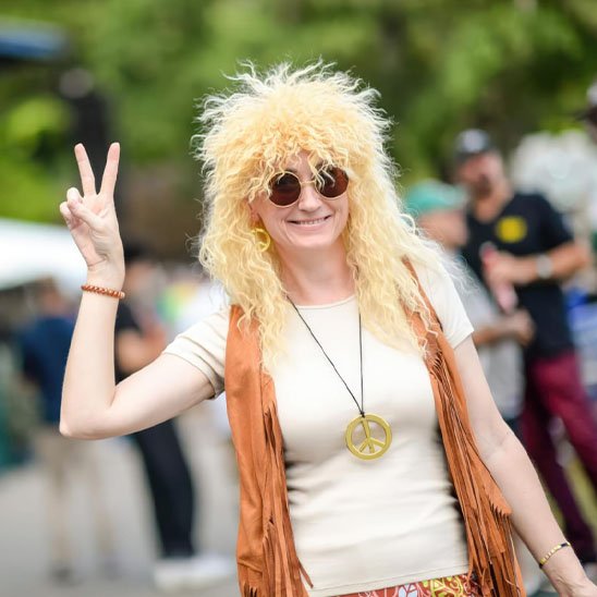 perruque-blonde-femme-souriante-concert-rockroll