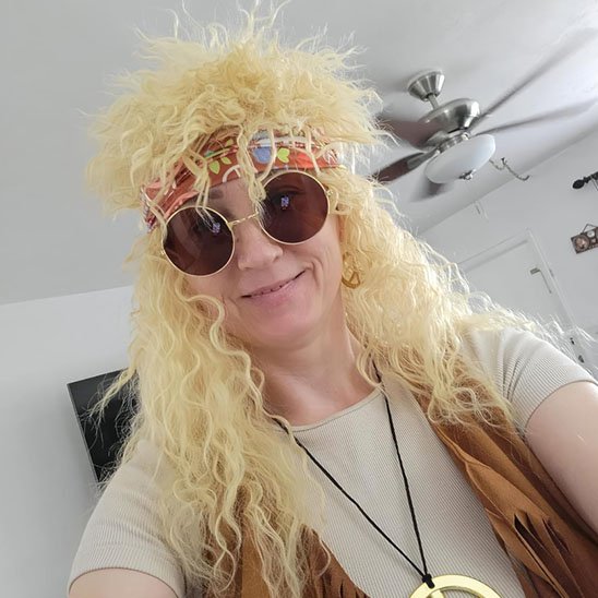 perruque-couleur-blond-femme-style-hippie