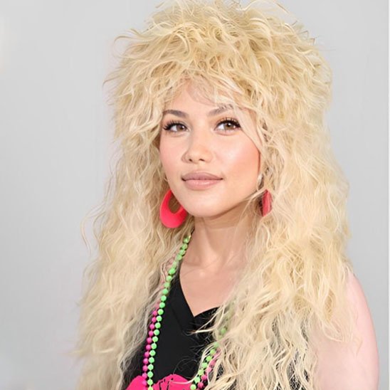 perruque-couleur-blond-jeune-femme-style-bohémienne