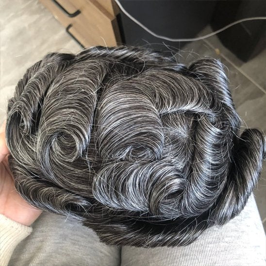 perruque-homme-grise-texture-bouclee-volume-intense-style-artistique-look-moderne-assure