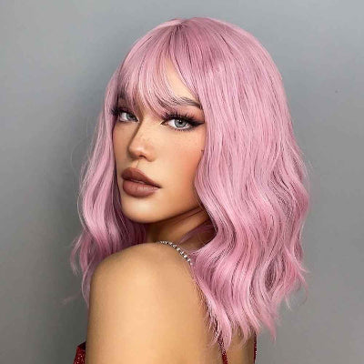 perruque-naturelle-rosie-vue-de-profil-boucles-ondulees-roses-avec-frange-legere