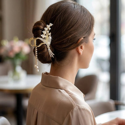Pince a cheveux avec bouquet de fleurs blanches et chaines dorees