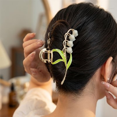 Pince a cheveux  bleu chignon cheveux noir fleur muguet coiffure elegante femme