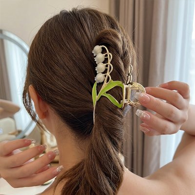 Pince a cheveux bleu chignon fleur muguet coiffure elegante femme