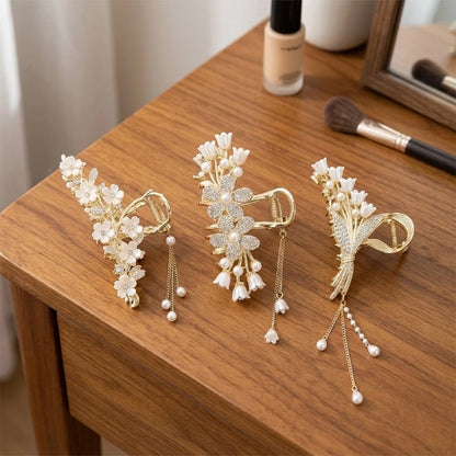 Pince a cheveux doree ornee de fleurs blanches elegantes