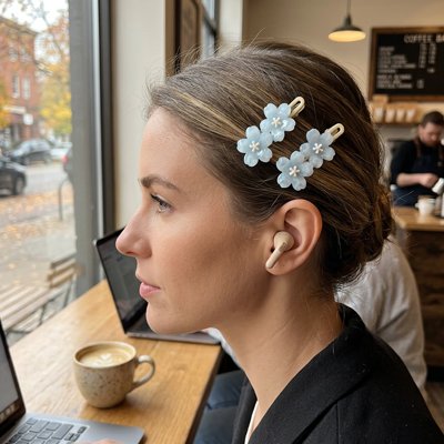 pince à cheveux fleur bleue femme cafe ordinateur chignon automne