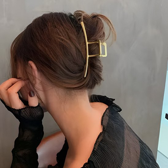 Pince cheveux geometrique doree chignon vue dos haut noir