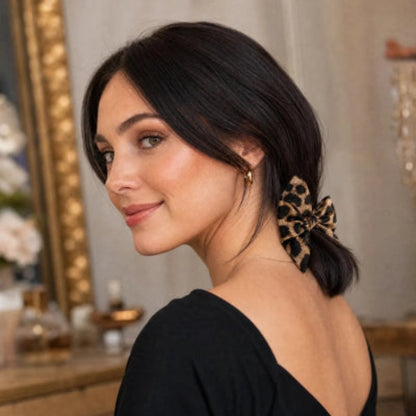 Pince cheveux noeud leopard chignon bas elegant femme brune