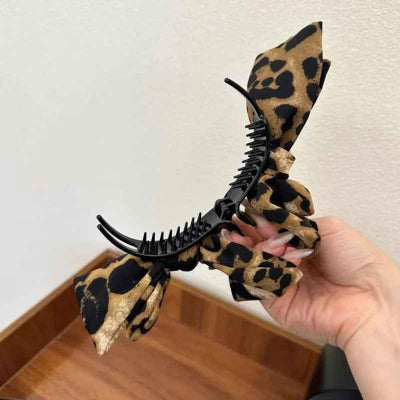 Pince cheveux noeud leopard gros plan mecanisme agrafe