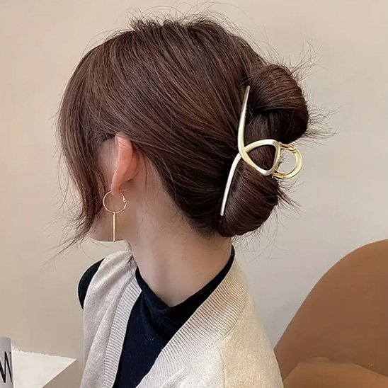 Pince cheveux ovale doree bun brun boucles oreilles veste beige