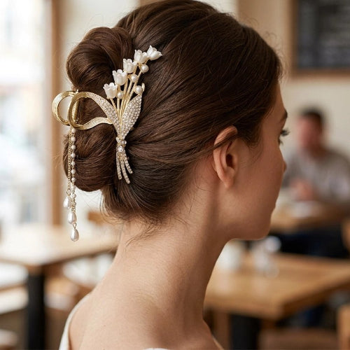 Pince a cheveux florale doree avec fleurs blanches et perles
