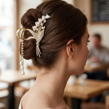 Pince a cheveux florale doree avec fleurs blanches et perles
