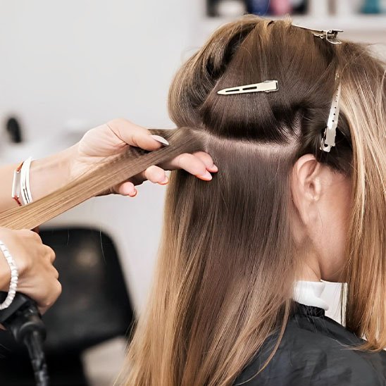 Pinces crocodiles argentees pour separer les meches pendant un brushing en salon