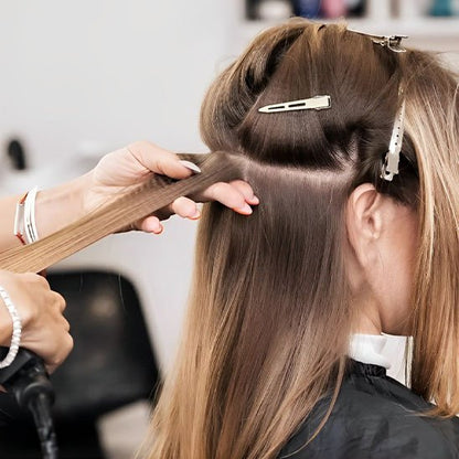 Pinces crocodiles argentees pour separer les meches pendant un brushing en salon