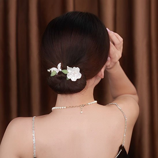 épingle-à-cheveux-fleur-blanche-chignon-femme-elegance-nature-style-raffine-intemporel