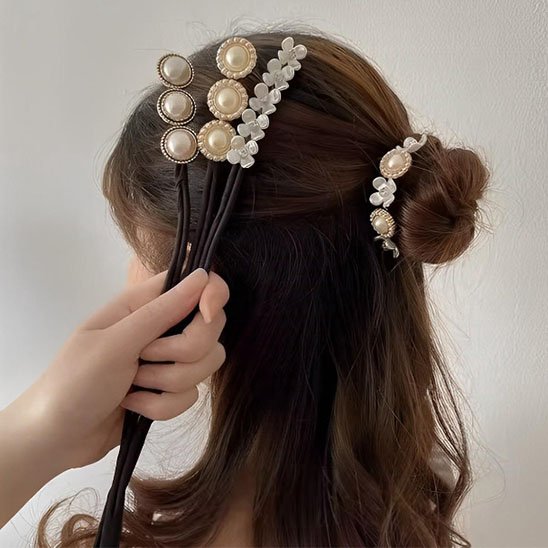 épingle-à-cheveux-fleurs-perlees-demi-chignon-elegant-style-femme-coiffure-naturelle