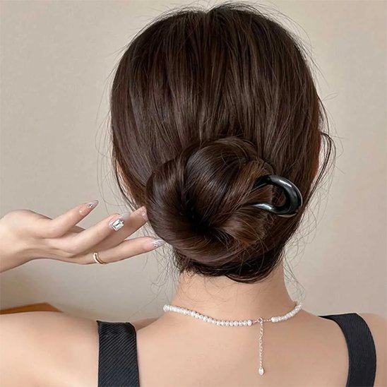 épingle-à-cheveux-noire-chignon-bas-elegant-style-femme-minimaliste-raffine