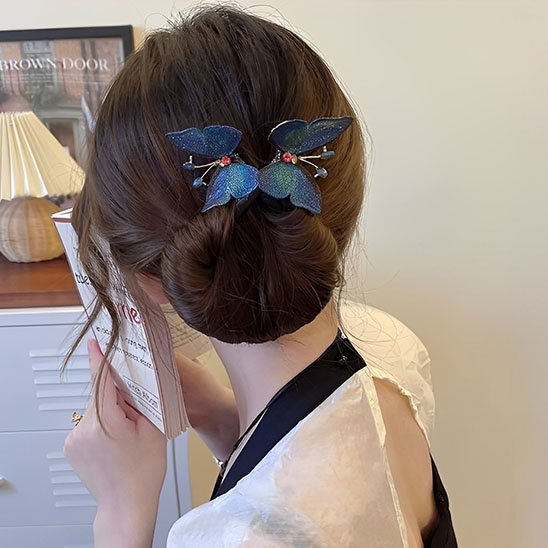 épingle-à-cheveux-papillons-bleus-chignon-femme-style-elegant-brillance-raffinee-intemporelle