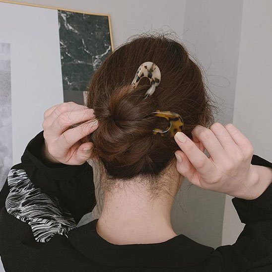 épingle-à-cheveux-tortoise-chignon-bas-femme-accessoire-coiffure-style-elegant-naturel