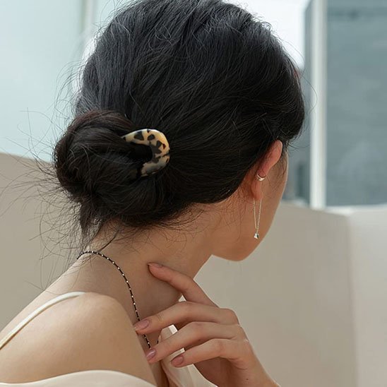 épingle-à-cheveux-tortoise-chignon-bas-femme-accessoire-coiffure-style-minimal-elegant