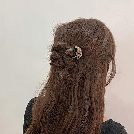 épingle-à-cheveux-tortoise-demi-chignon-femme-accessoire-coiffure-style-naturel-elegant