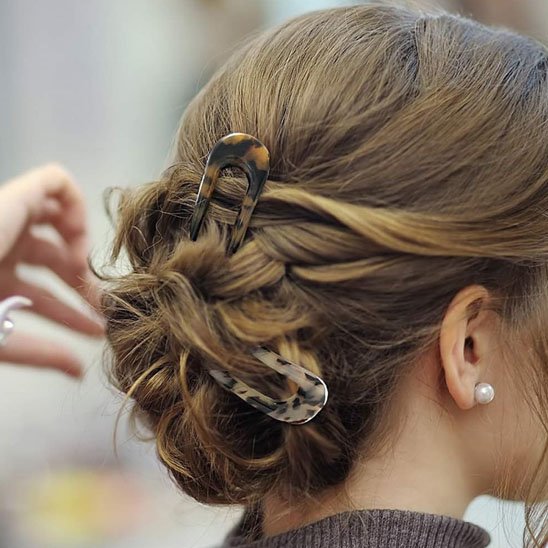 épingle-à-cheveux-tortoise-u-elegance-chignon-femme-accessoire-coiffure-style-raffine