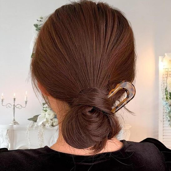 épingle-à-cheveux-transparente-chignon-bas-femme-accessoire-coiffure-style-elegant