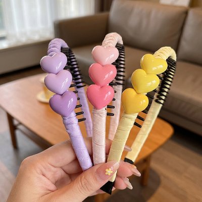serre-tête-enfant-coeurs-multicolores-accessoire-cheveux-style-doux-couleurs-pastel-interieur