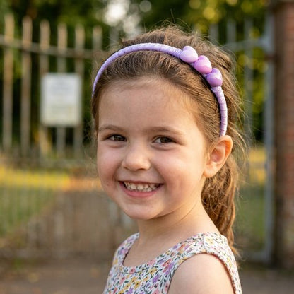 serre-tête-enfant-violet-coeurs-accessoire-cheveux-style-fleuri-joyeux-exterieur-nature