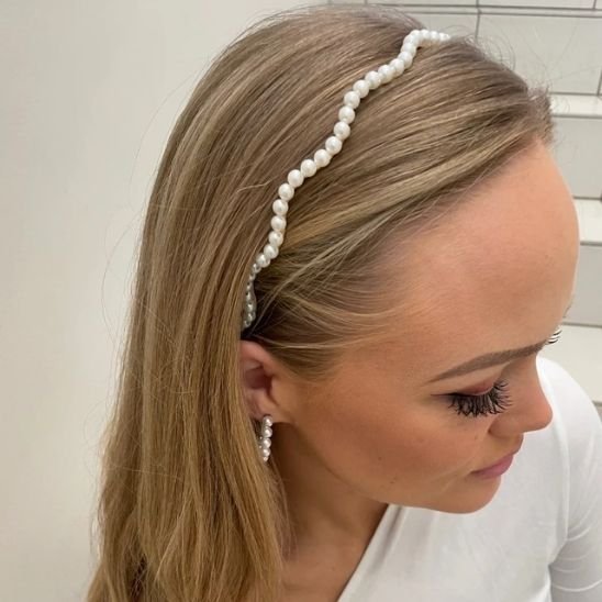 serre-tête-pour-femme-perles-blanches-design-ondule-elegant-femme-style-raffine-moderne