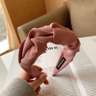 serre-tête-rose-style-doux-feminin-avec-pour-look-harmonieux-naturel-elegant