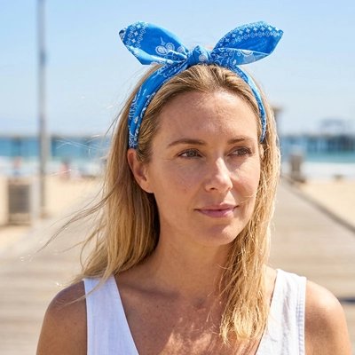 serre-tête-bleu-femme-dans-la-plage