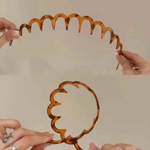 Serre tête chic brun ambre a dents arrondies tenu entre les mains sous deux angles
