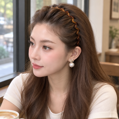 Serre tête chic brun ambre porte par une femme au cafe avec les meches relevees