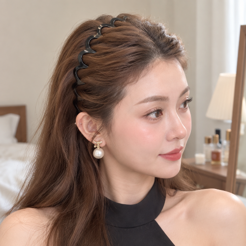 serre tête chic noir porte par une femme aux cheveux longs ramenes vers le dos
