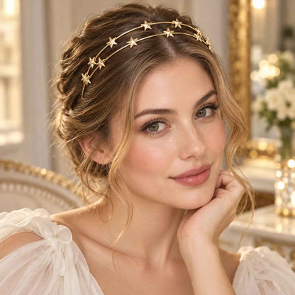 Serre tête étoile dore porte sur des cheveux releves avec des meches encadrant le visage