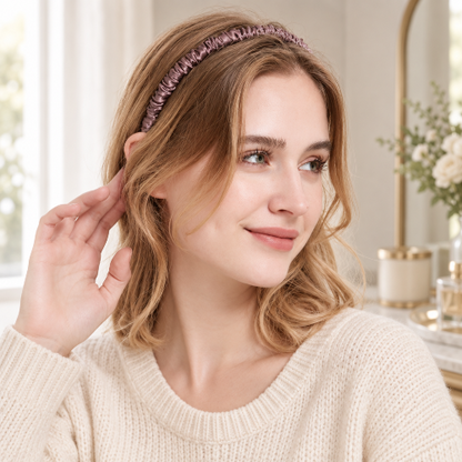 Serre tête femme chic prune en soie froncee presente femme dans sa chambre