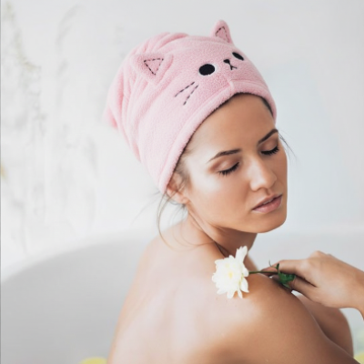 serviette-cheveux-chat-microfibre-rose-tendre-sechage-rapide-bain-detente-turban-confort-capillaire