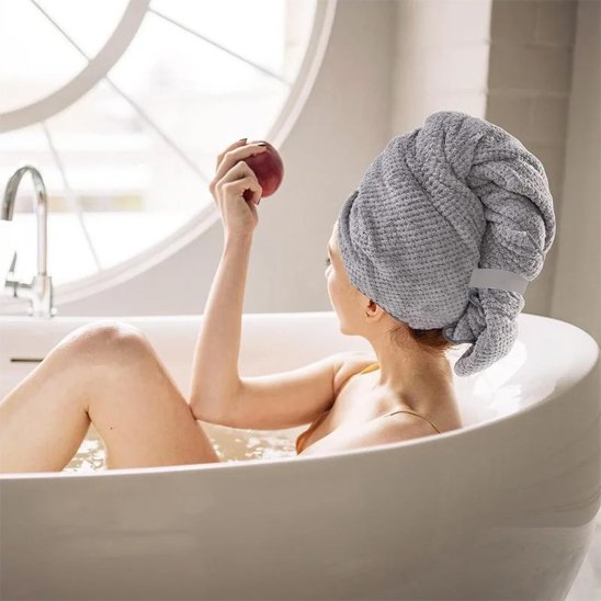serviette-en-microfibre-cheveux-grise-turban-absorbant-moment-detente-bain-lumiere-naturelle