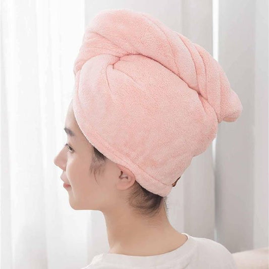 Serviette microfibre cheveux rose bonnet femme profil fond blanc apres douche
