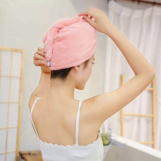 Serviette microfibre cheveux  rose femme dos ajuste bonnet salle bain bois