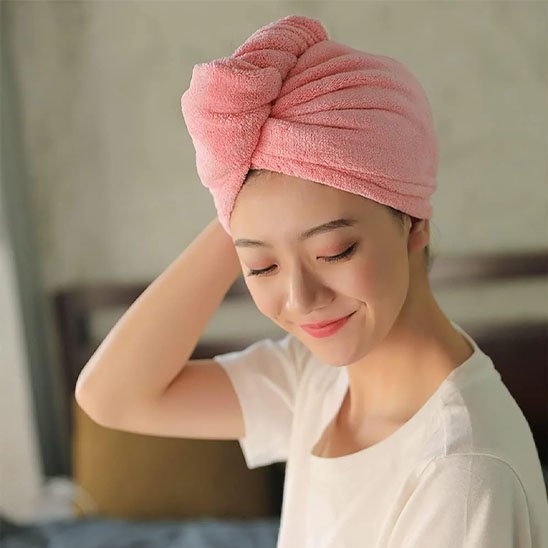 Serviette microfibre cheveux  rose noeud femme souriante chambre serenite matin