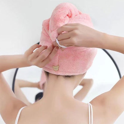 Serviette microfibre cheveux rose pose bonnet femme dos miroir salle bain