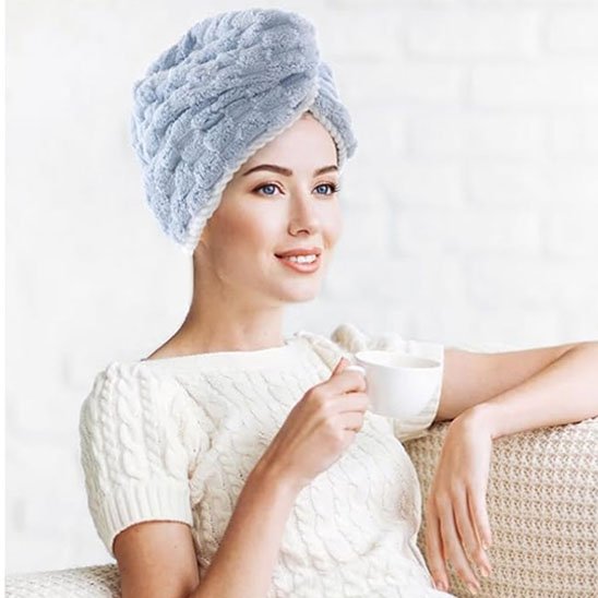 serviette-microfibre-pour-cheveux-bleu-turban-confort-sechage-rapide-moment-detente-maison
