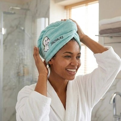 Serviette pour cheveux microfibre  turban vert broderie dinosaure femme  en salle de bain