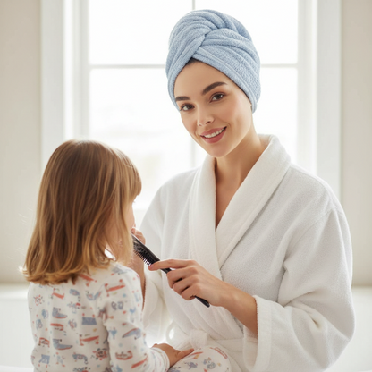 Serviette ultra absorbante cheveux maman de face brossant les cheveux de sa fille avec un turban bleu