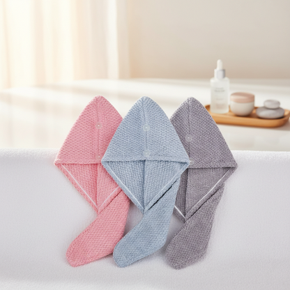 Serviette ultra absorbante cheveux trois turbans rose bleu et gris sur une  surface blanche